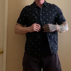 Blue vintage H&M button up shortsleeve shirt semi formal collared graphic tee